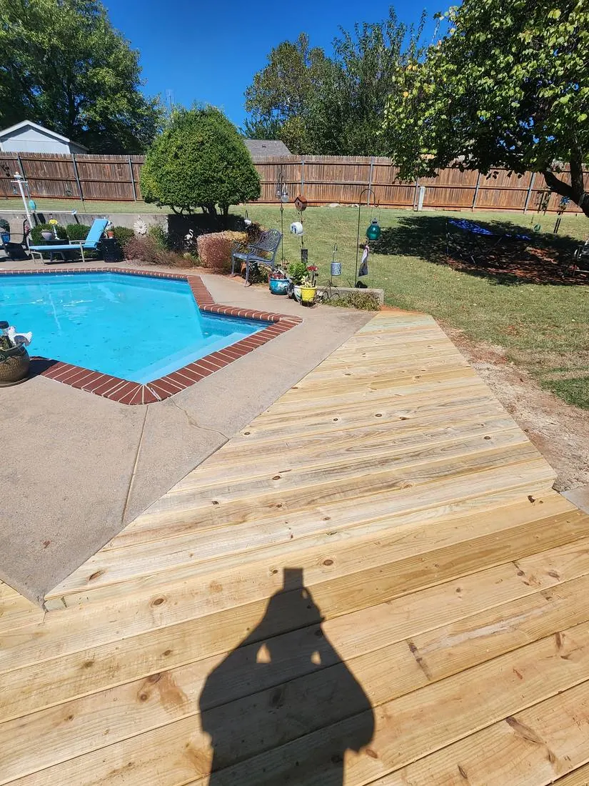 Deck transition at pool edge