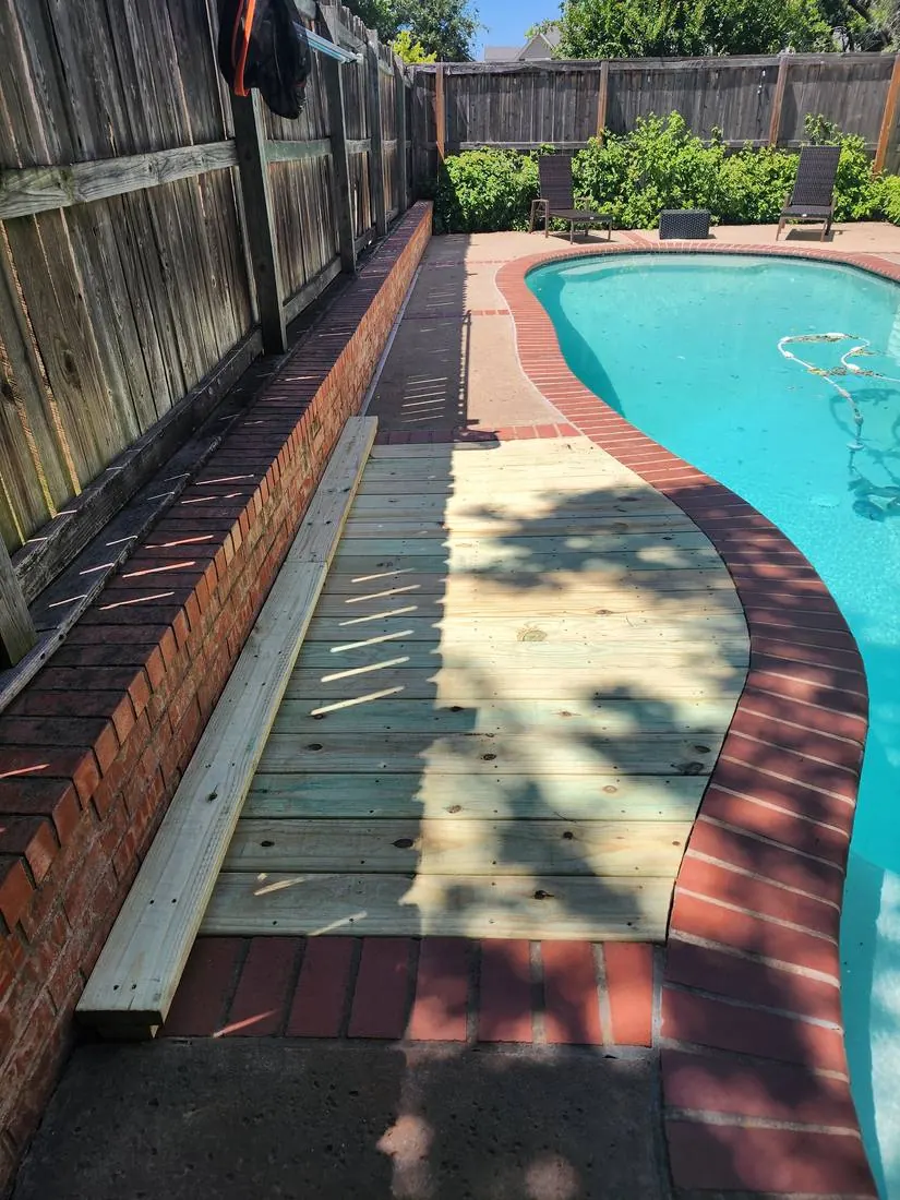 Deck walkway along brick coping